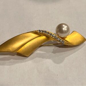 Elegant Gold Tone Brooch with Pearl Accent